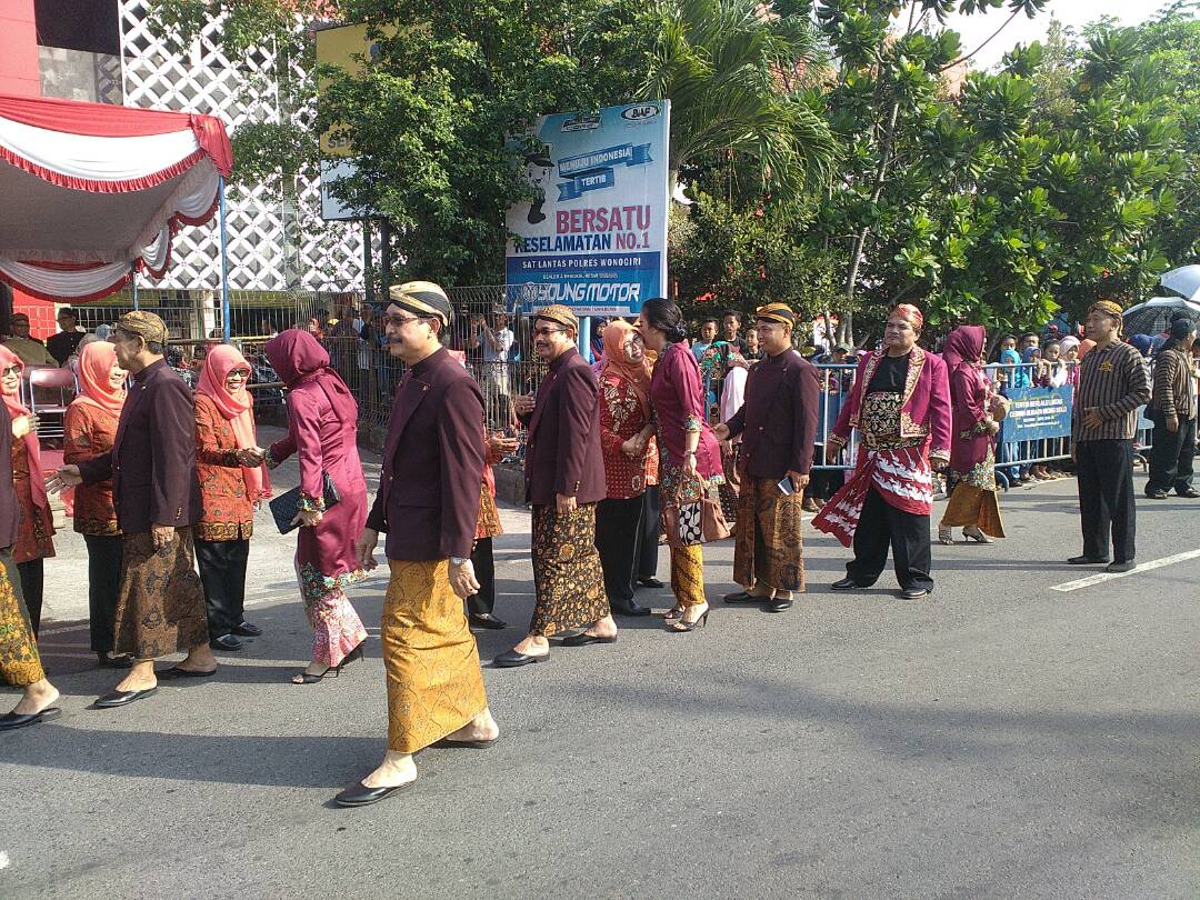 PULUHAN KONTINGEN SEMARAKKAN PAWAI BUDAYA