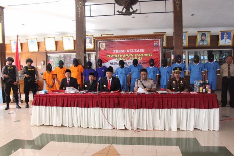 joko sutopo dalam acara pemusnahan miras di wonogiri