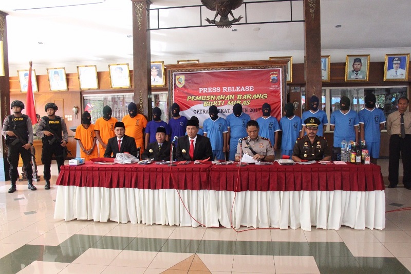 joko sutopo dalam acara pemusnahan miras di wonogiri