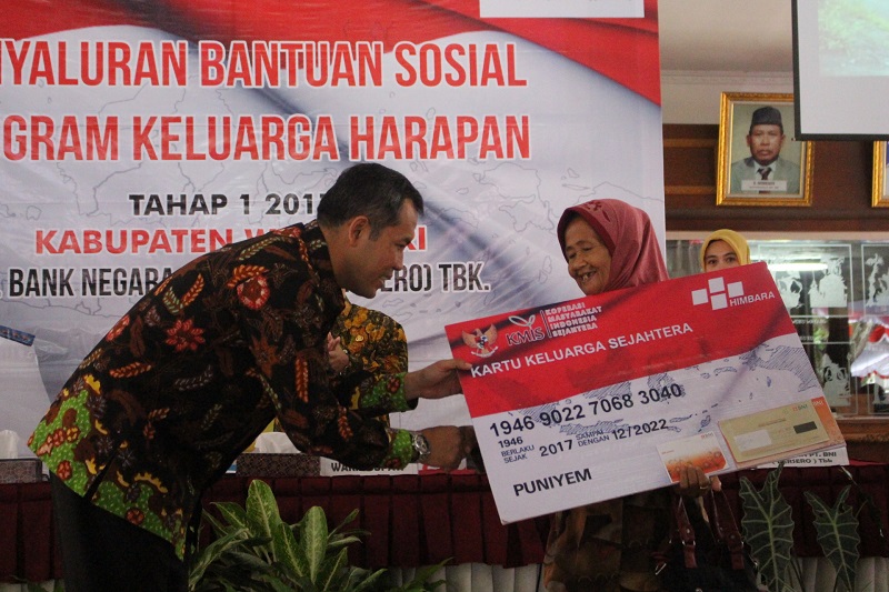1.058 KPM PKH KECAMATAN WONOGIRI TERIMA BANTUAN SOSIAL