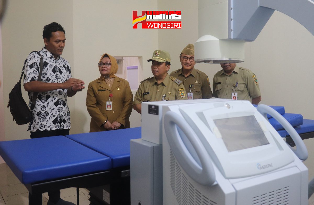 Wakil Bupati Wonogiri, Edy Santosa, SH melihat secara langsung fasilitas mesin ESWL yang ada di RSUD dr SMS Wonogiri